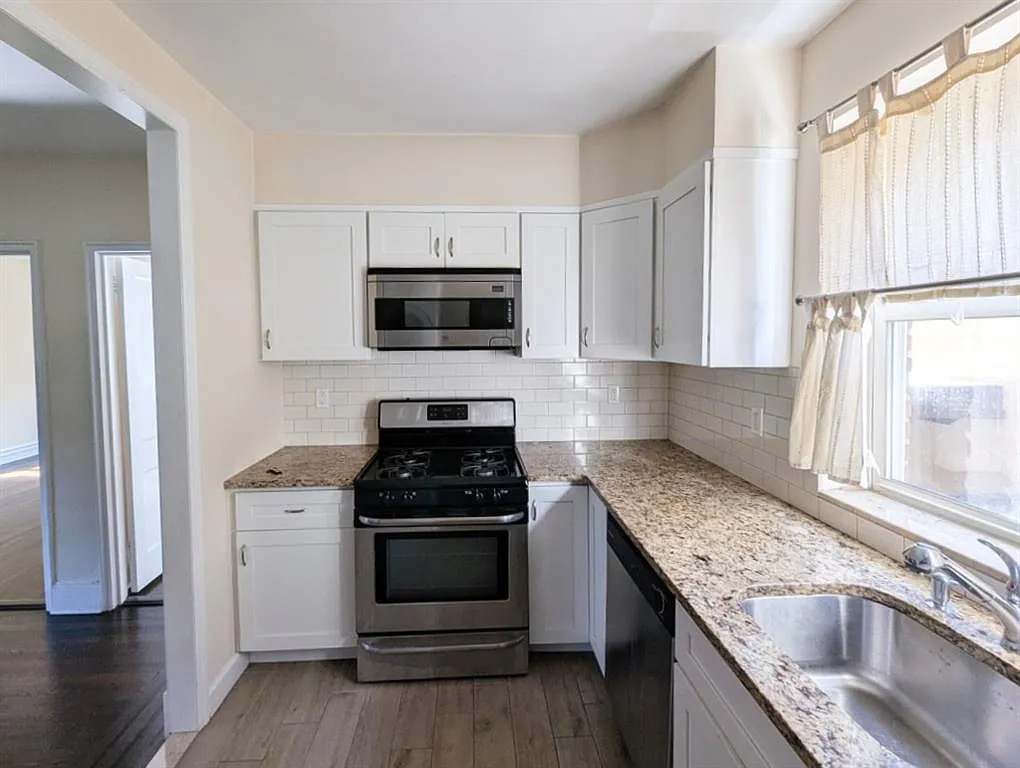 3 bed, 1.0 bath, 1000 sqft, $3,200 — Photo 4