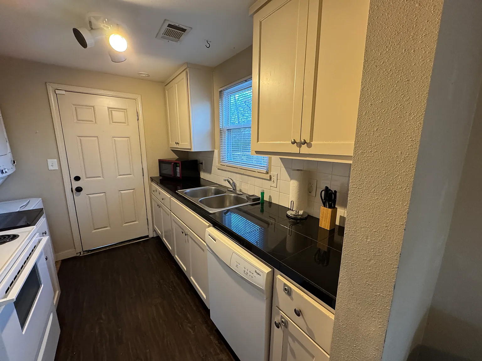 516 S Oak St — Photo 4