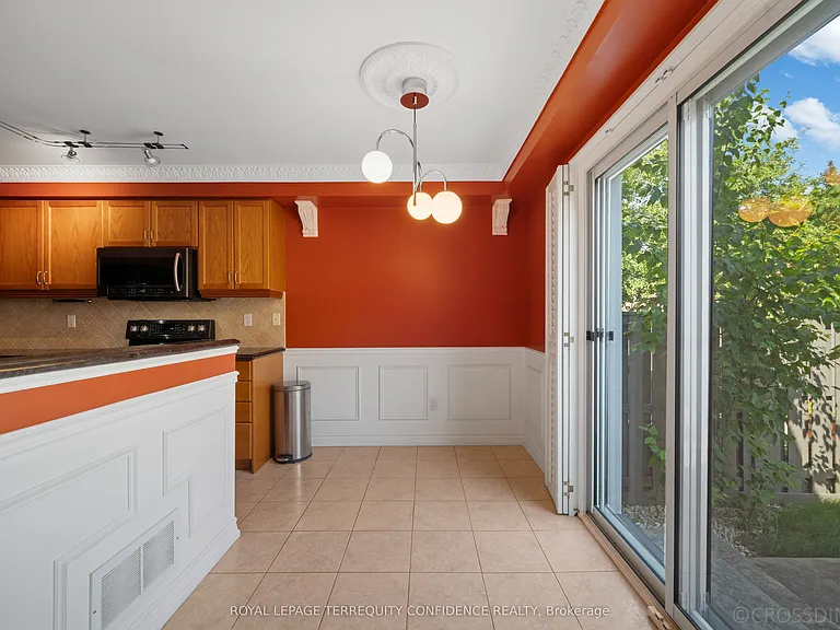 131 Laurelhurst Cres — Photo 12