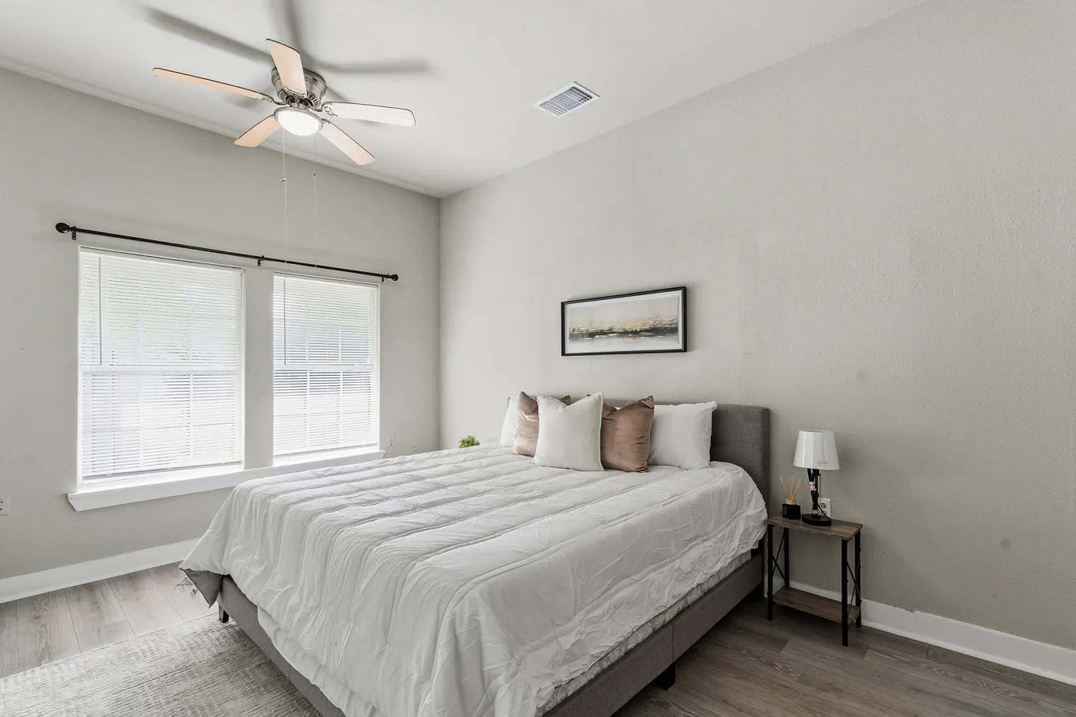 2 bed, 1.0 bath, 1969 sqft, $4,957 — Photo 4