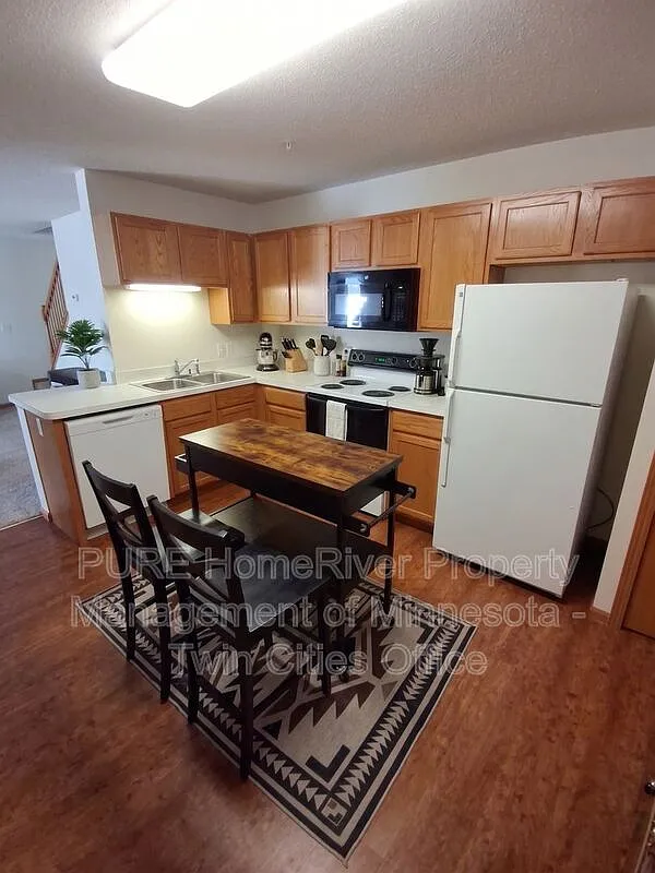 2 bed, 1.5 bath, 1328 sqft, $2,045 — Photo 3