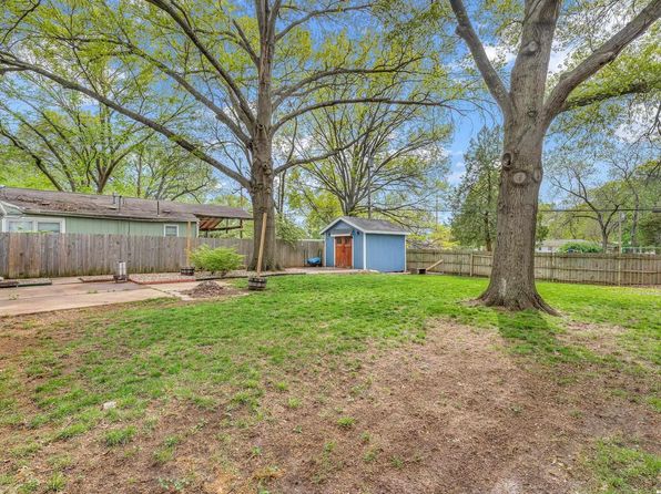 825 Murrow Ct, Lawrence, KS 66049