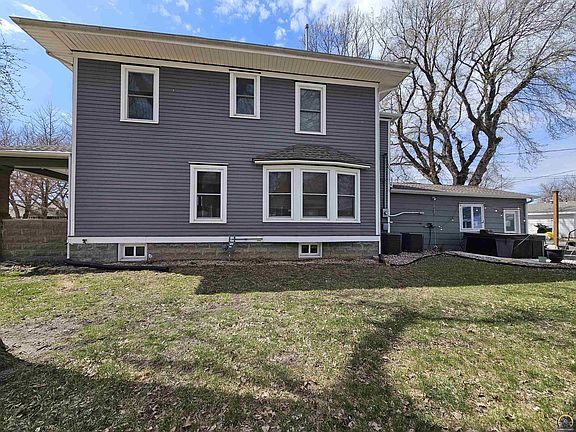 3rd image of 809 Castle St