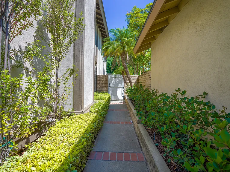 30 Almond Tree Ln — Photo 2