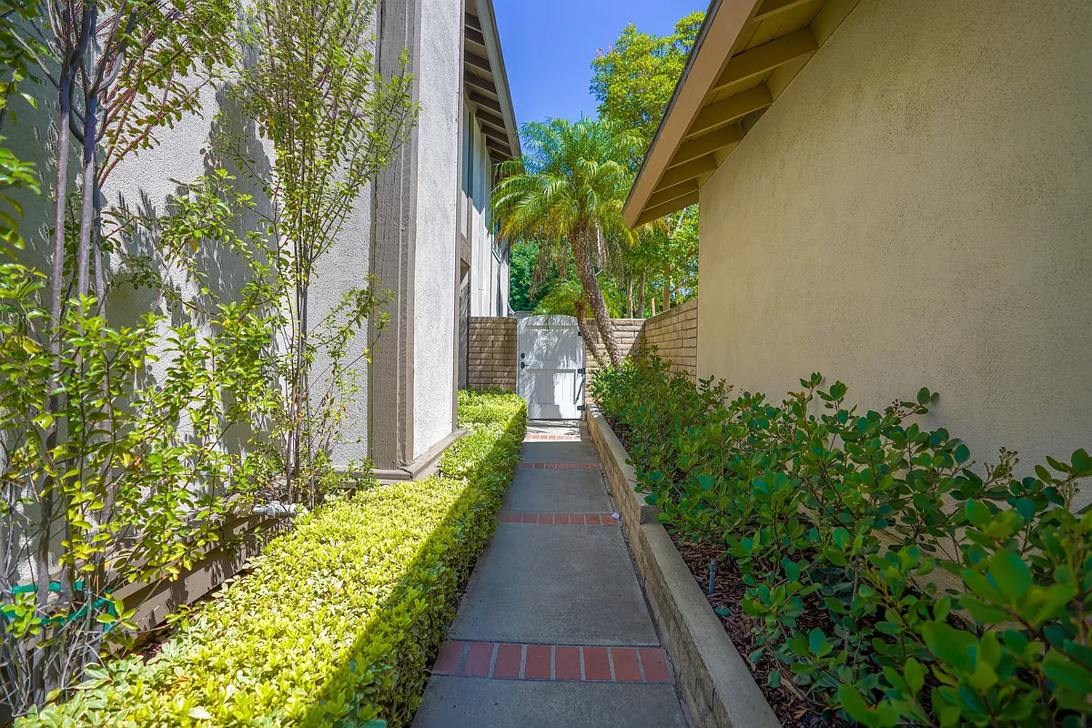 Building Photo - 30 Almond Tree Ln