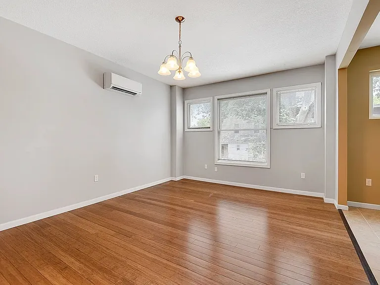 24 E Linwood Blvd — Photo 2
