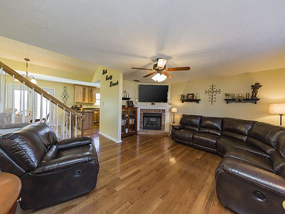 3rd image of 606 Pointe Clear Dr