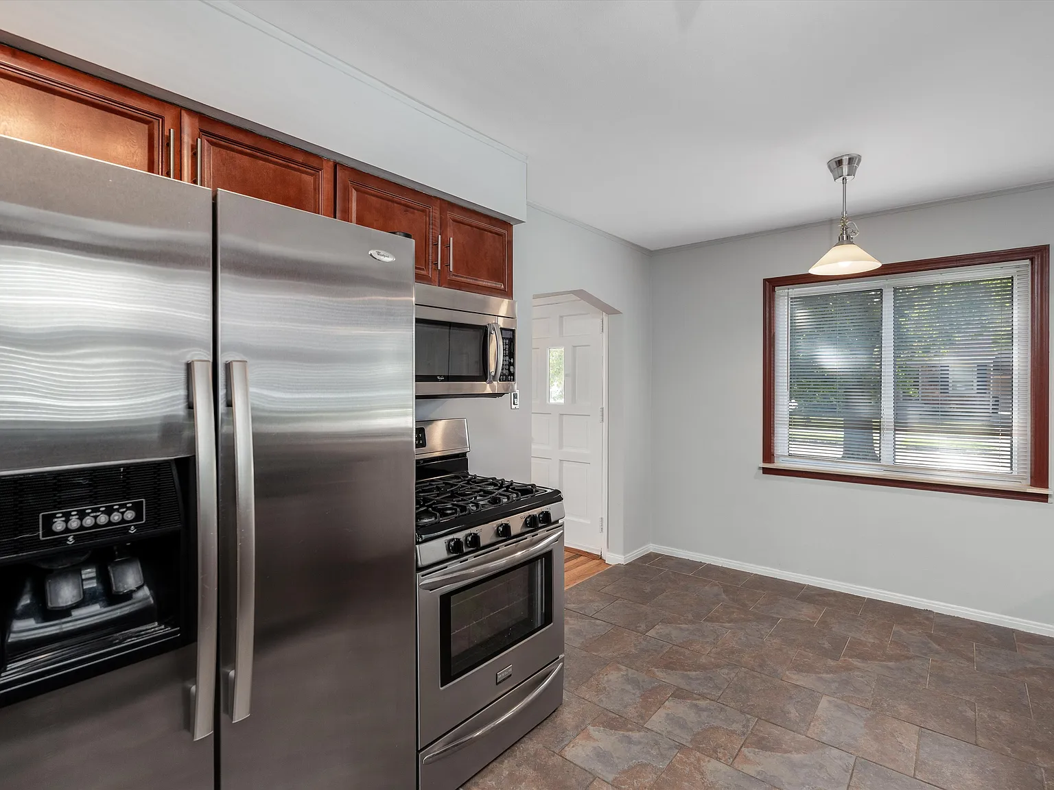 3 bed, 1100 sqft, $2,595 — Photo 4