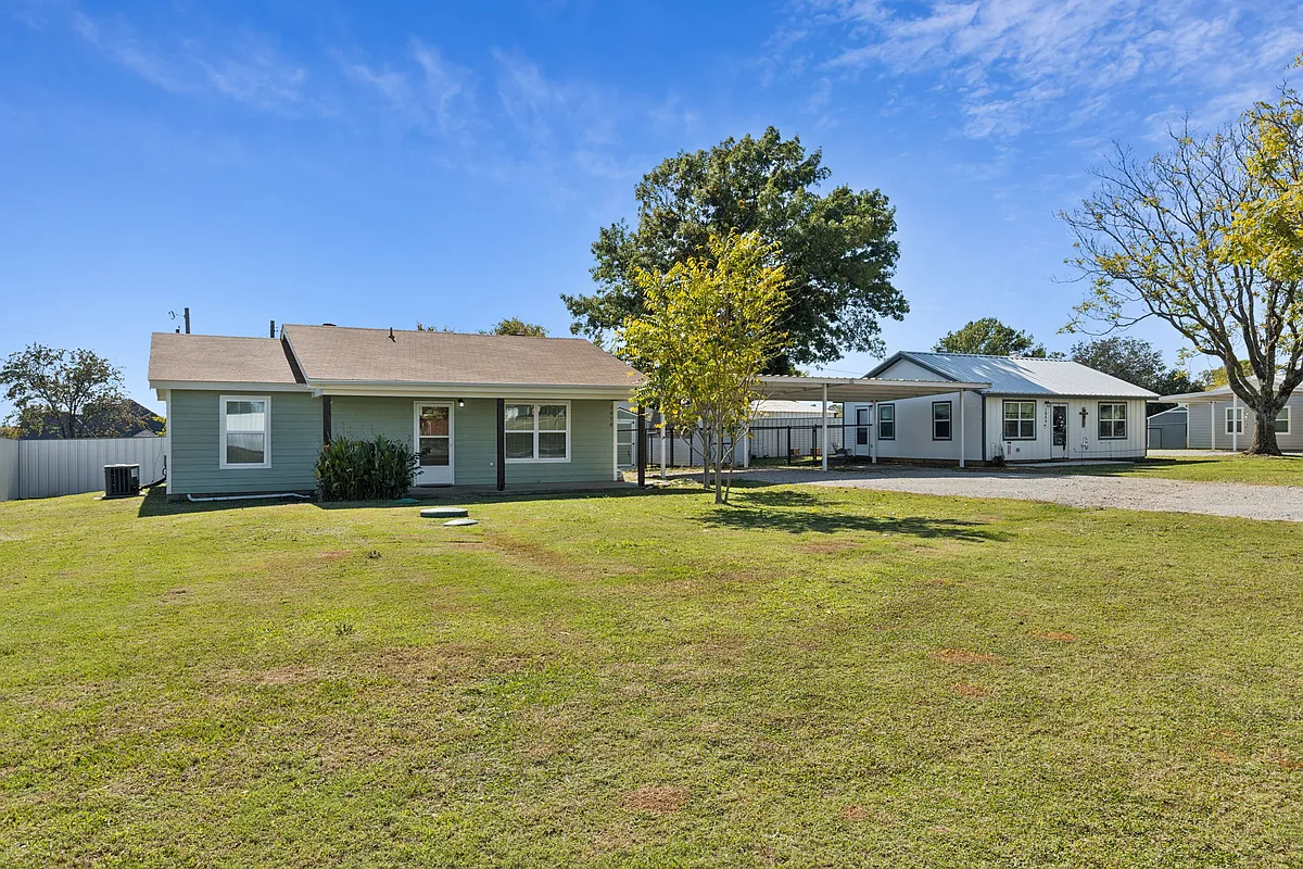 Tons of Yard Space - 1070 S Reno Rd