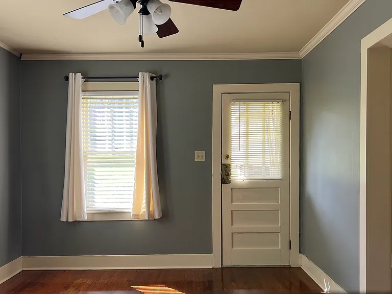 203 1/2 E Gillespie St — Photo 2
