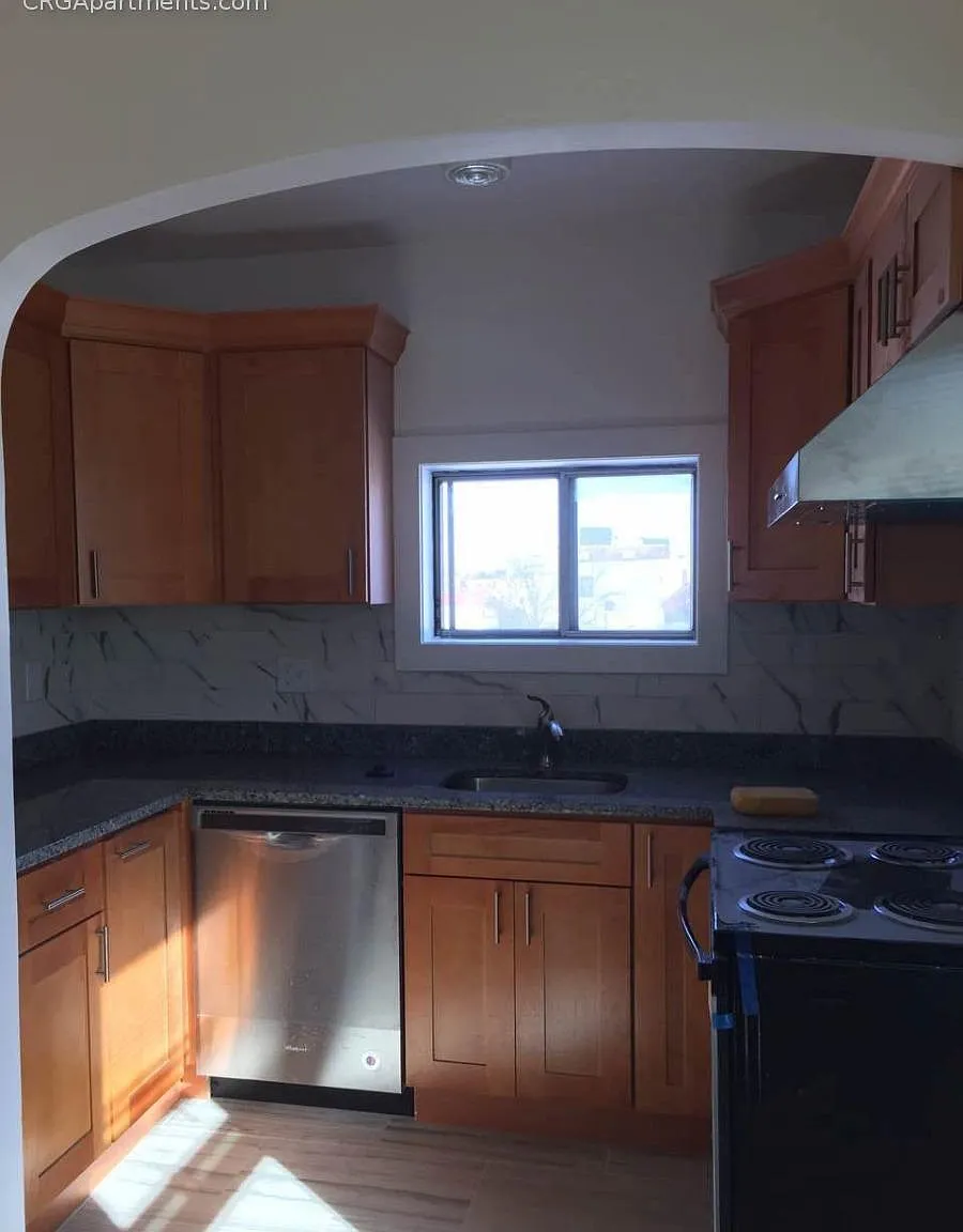 3 bed, 900 sqft, $3,600 — Photo 2