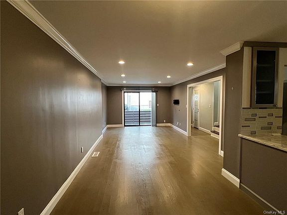 5th image of 475 Country Club Ln