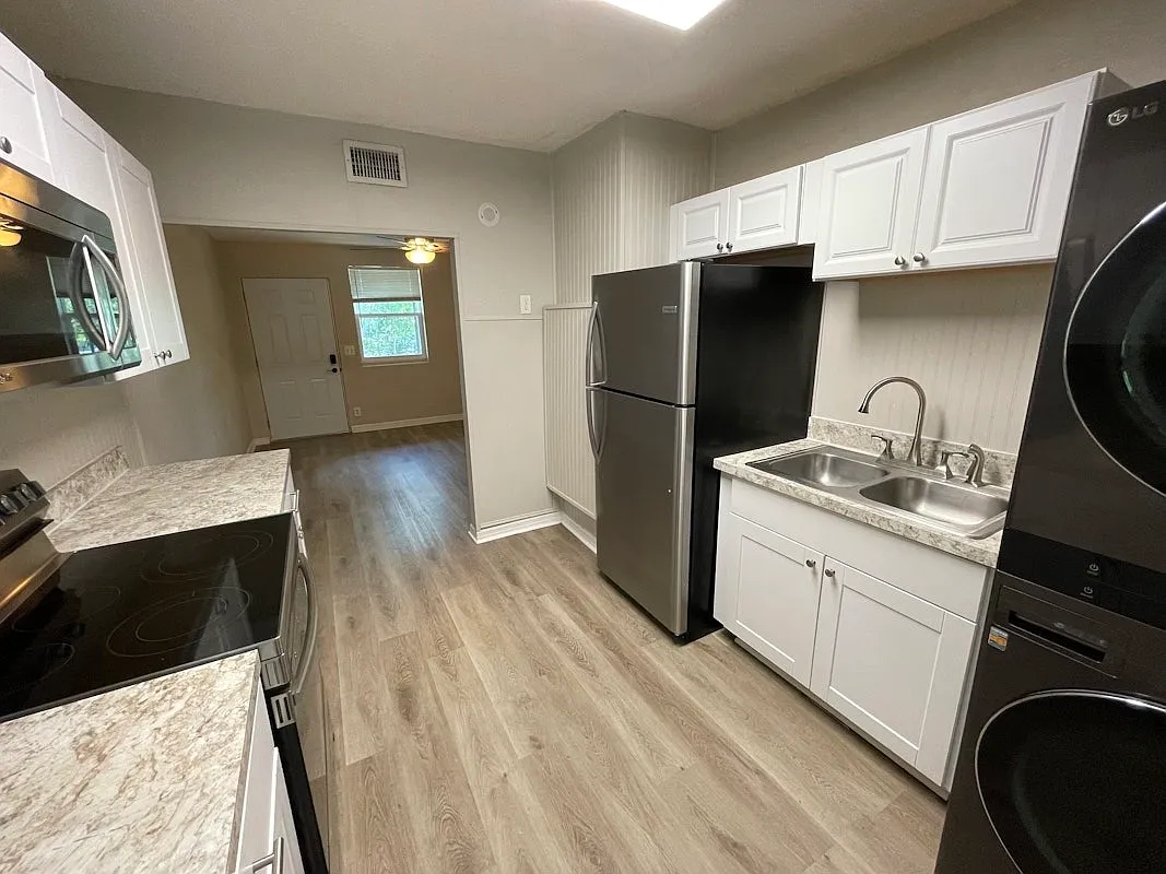 1575 West 19th Street, Unit 3 — Photo 1