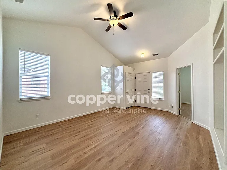 13955 E 105th Ave — Photo 2
