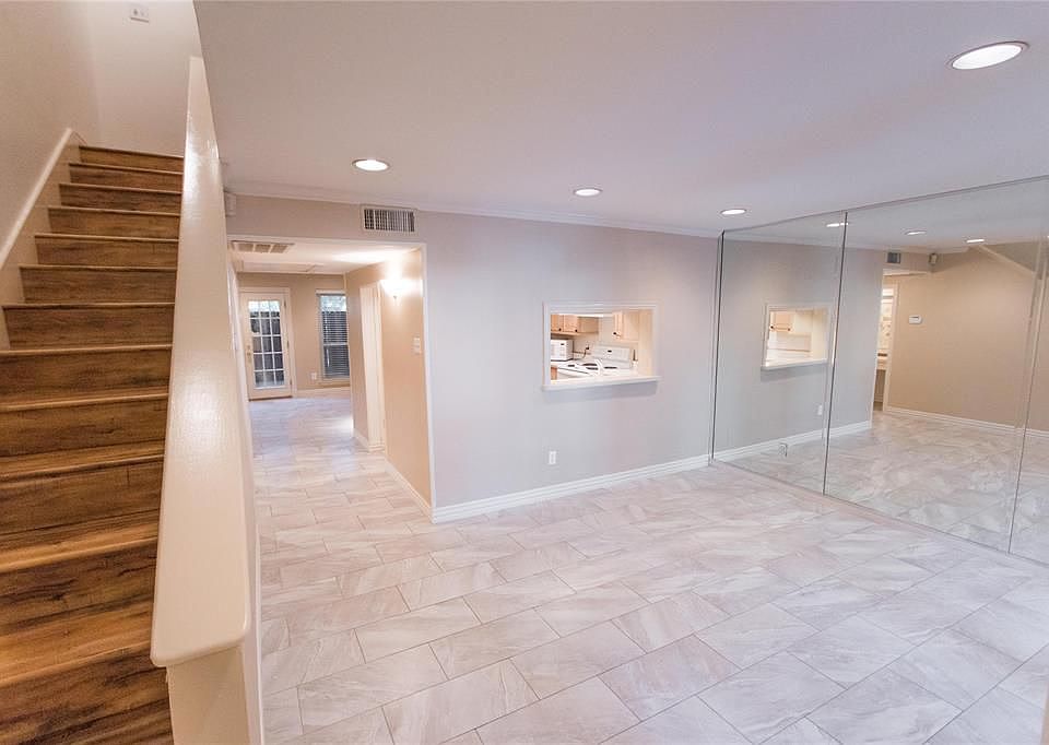 1st image of 8916 Chatsworth Dr #8916
