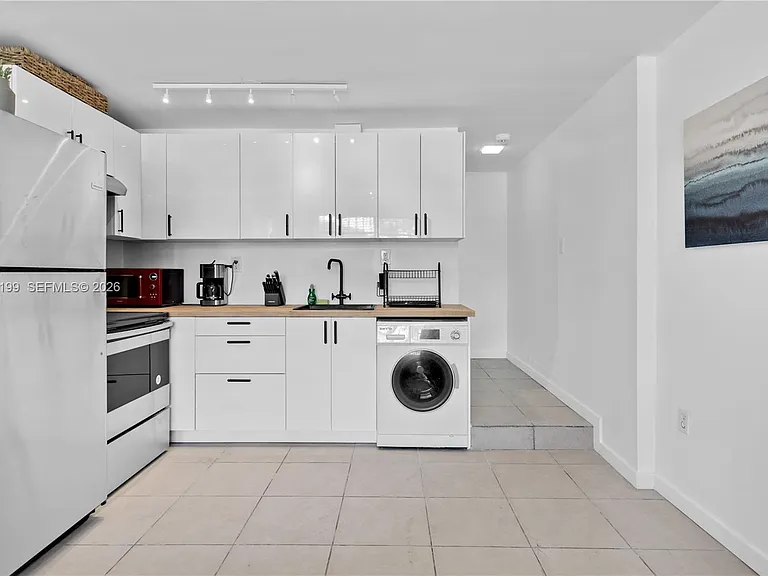 1841 SW 21st Ter #B — Photo 10