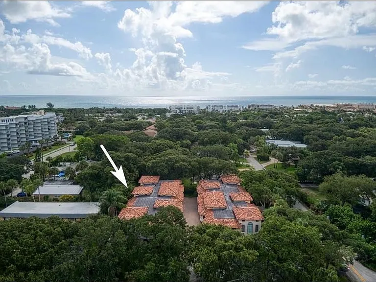 1626 Club Dr — Photo 1