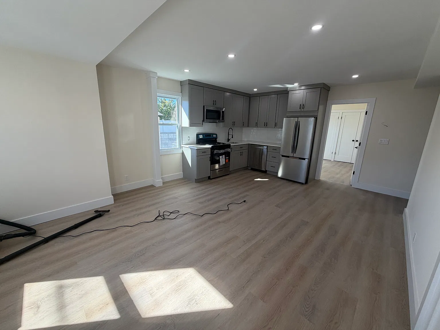 2 bed, 1000 sqft, $3,200 — Photo 2