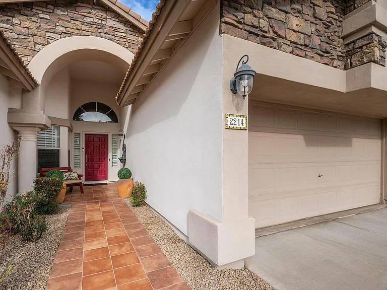 2214 E Beachcomber Dr — Photo 2