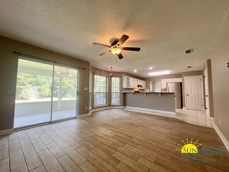 453 Forest Glen Pl — Photo 3