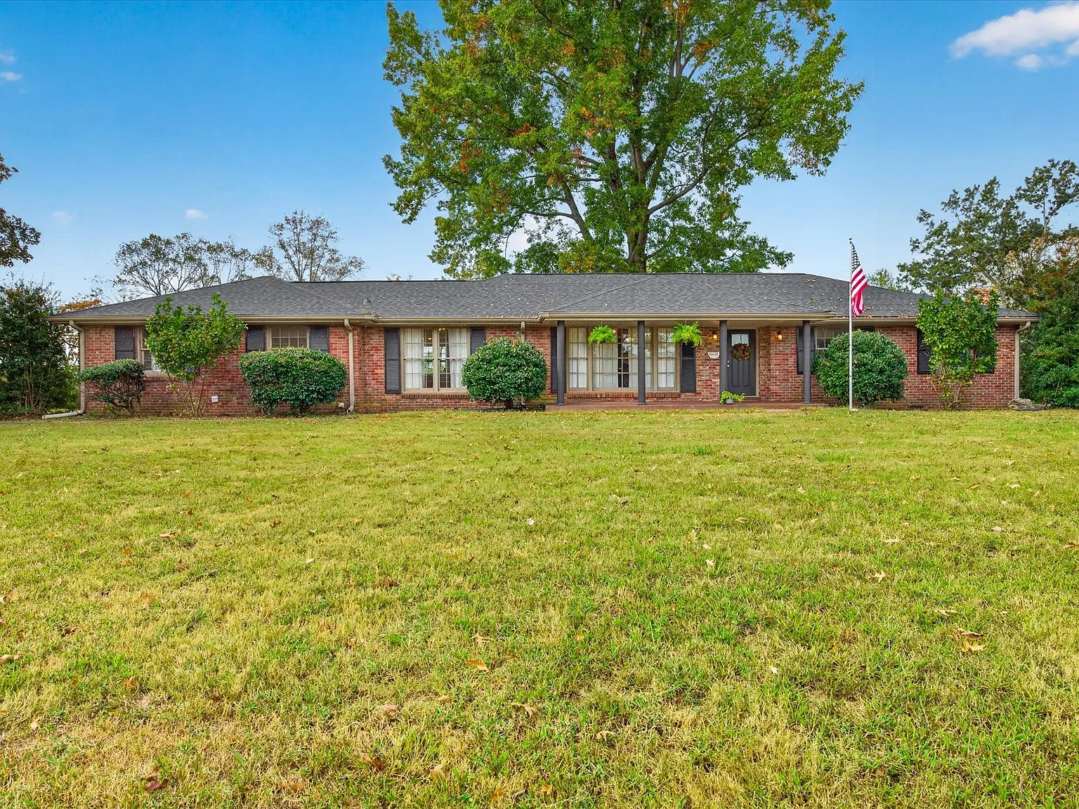 4 bed, 3.0 bath, 2510 sqft, $2,300 — Photo 1