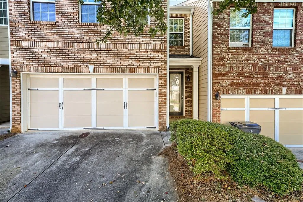 3 bed, 2.5 bath, 1832 sqft, $2,300 — Photo 2