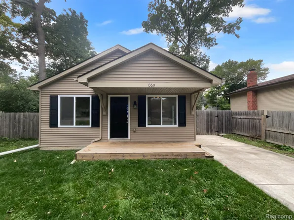 1360 Hendricks Way, Waterford, MI 48328