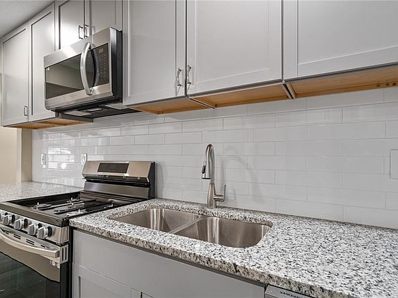 4th image of 5043 Oakland Ave