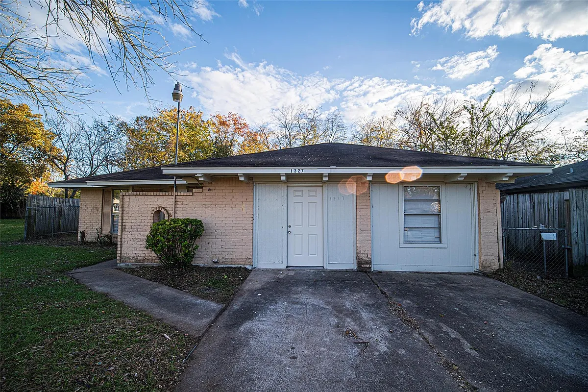 Building Photo - 1327 Diplomat Way