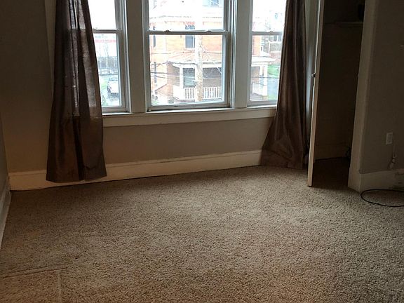 Bedroom in front of the apartment