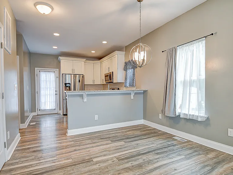 224 Taylor Ave W — Photo 12