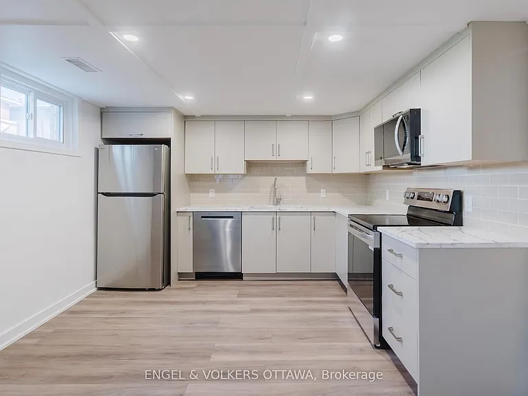 896 Pinewood Cres #3 — Photo 16