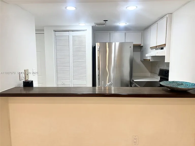 540 Brickell Key Dr — Photo 4