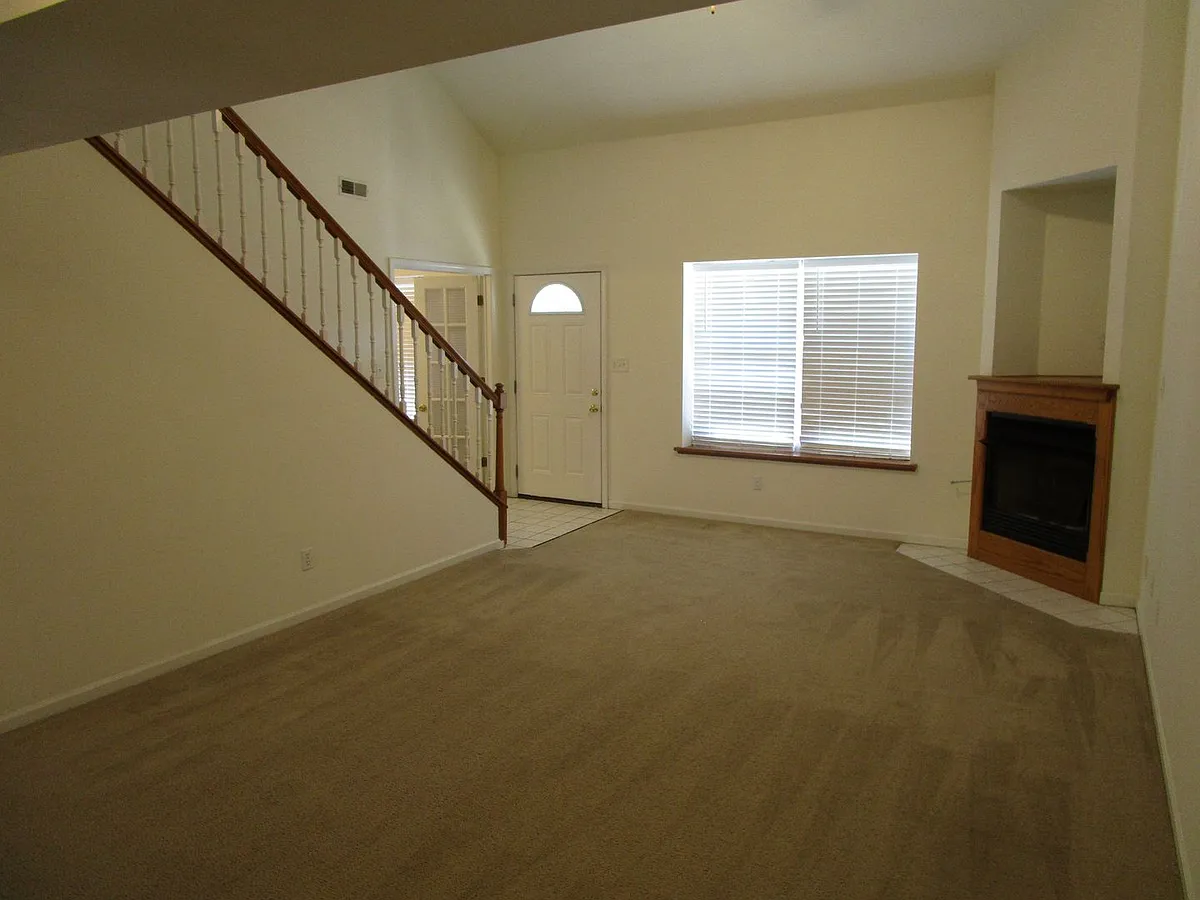 Building Photo - 1725-1727 Louise Cir