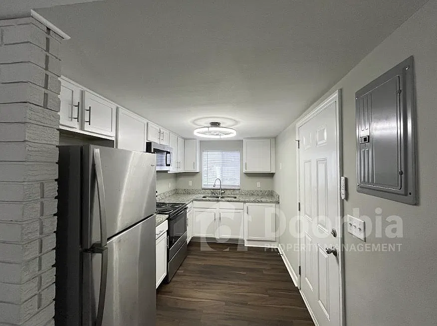Beautifully Updated 1-Bedroom, 1-Bathroom Duplex with Covered Parking! — Photo 2