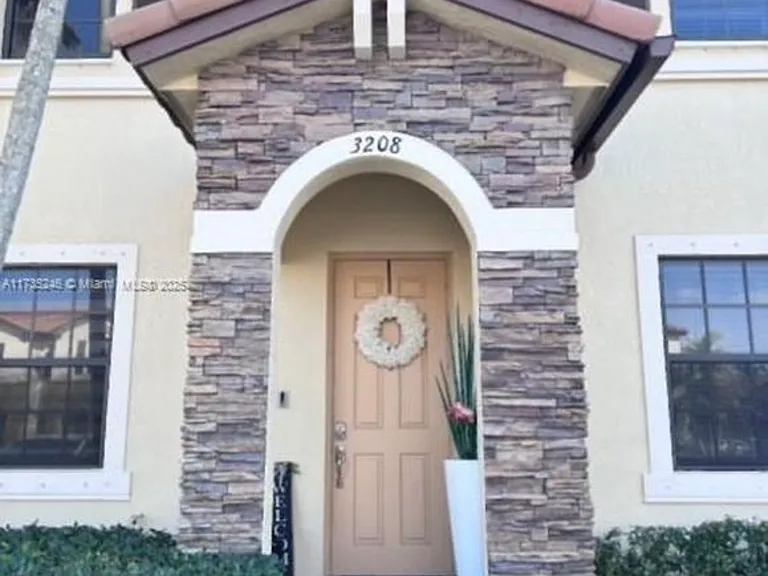 3208 SE 5th Ct — Photo 1