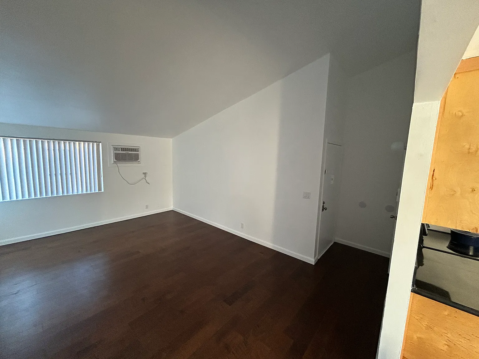 2 bed, 1000 sqft, $2,200 — Photo 3