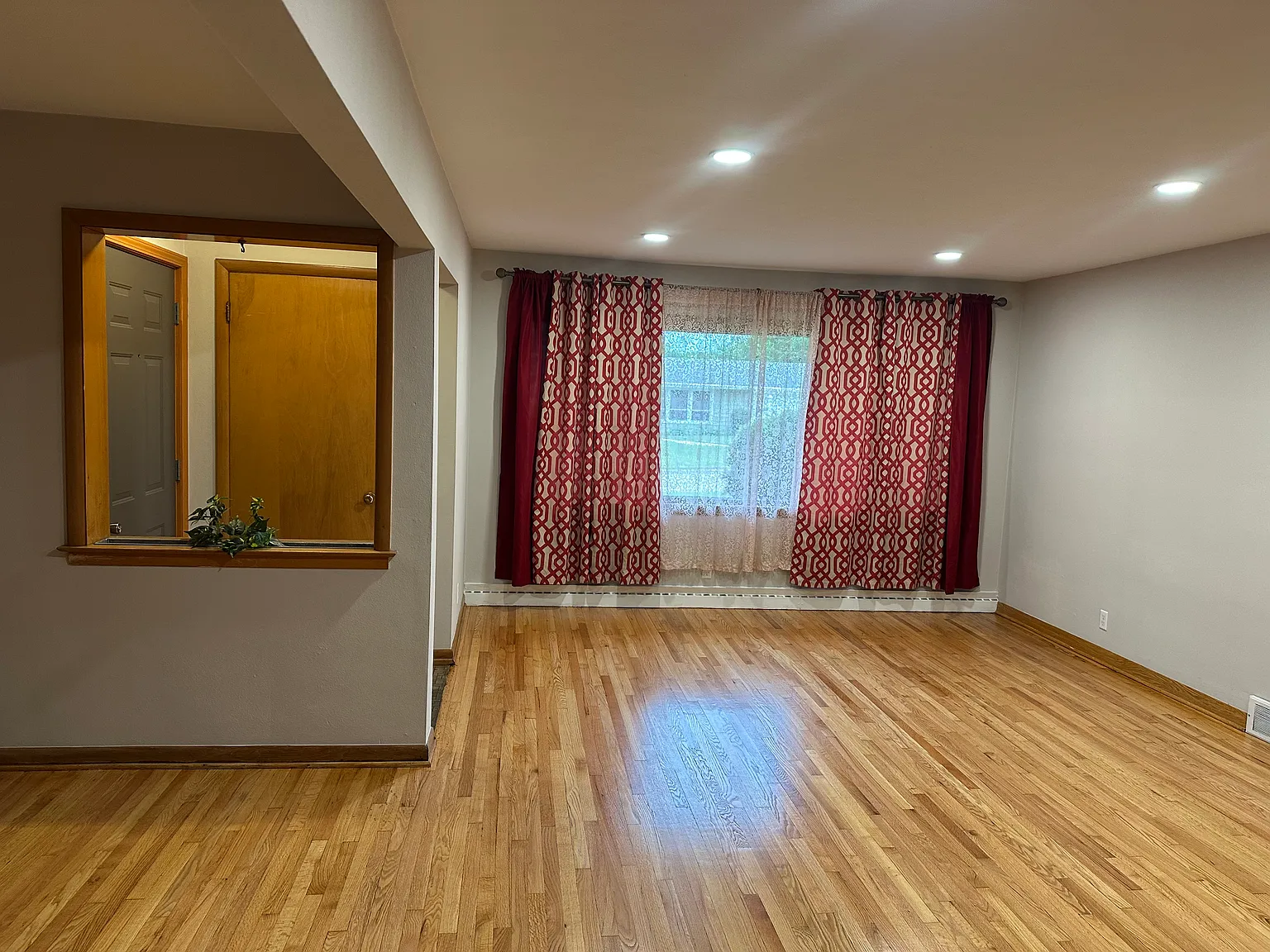 4 bed, $2,595 — Photo 2