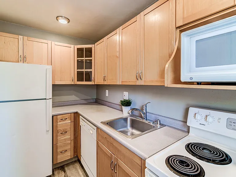 109 E Glebe Rd #C — Photo 2