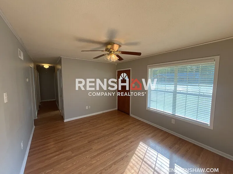 3 bed, 1.0 bath, 899 sqft, $1,400 — Photo 3