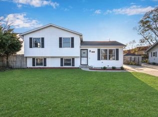 2009 Old Elm Rd, Lindenhurst, IL 60046