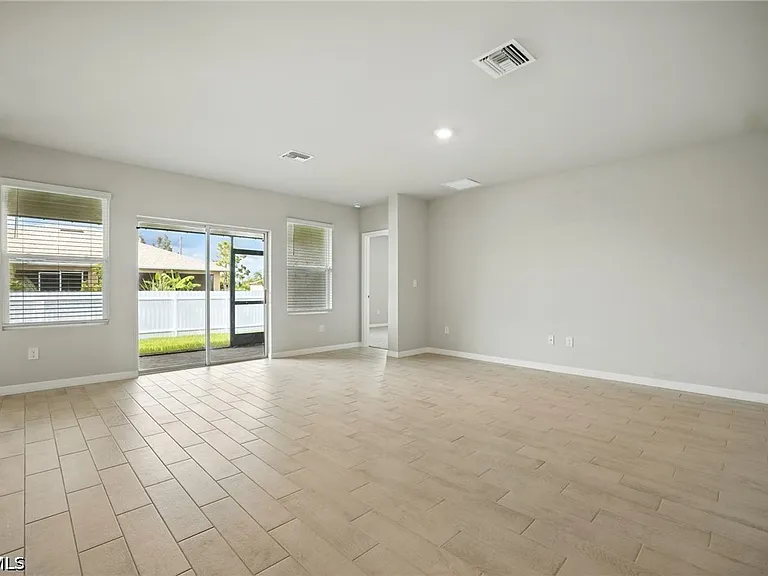 2465 NW 9th St — Photo 22