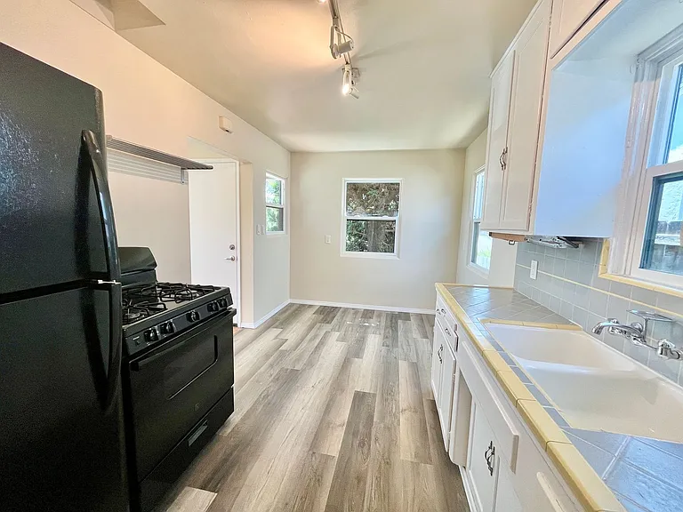 2447 Boundary St — Photo 7