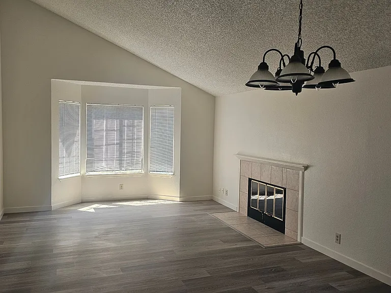 385 Portsmouth Ave — Photo 6