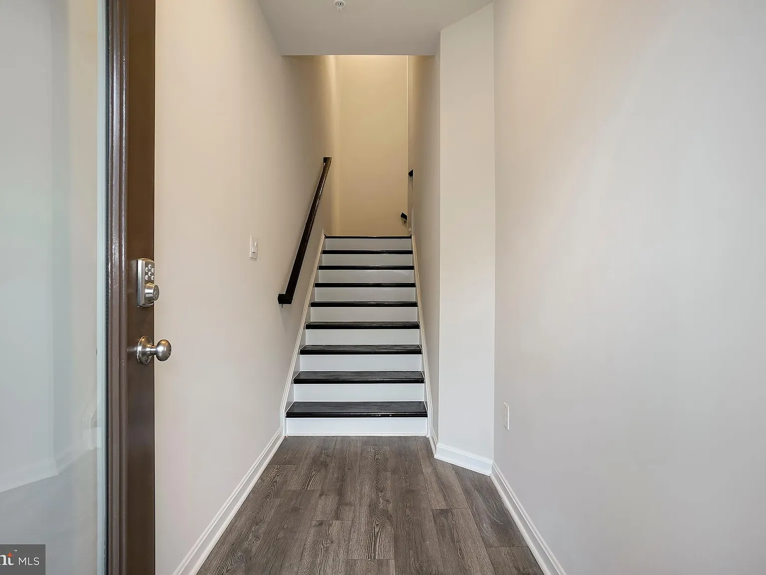 4 bed, 3.5 bath, 2304 sqft, $3,000 — Photo 3