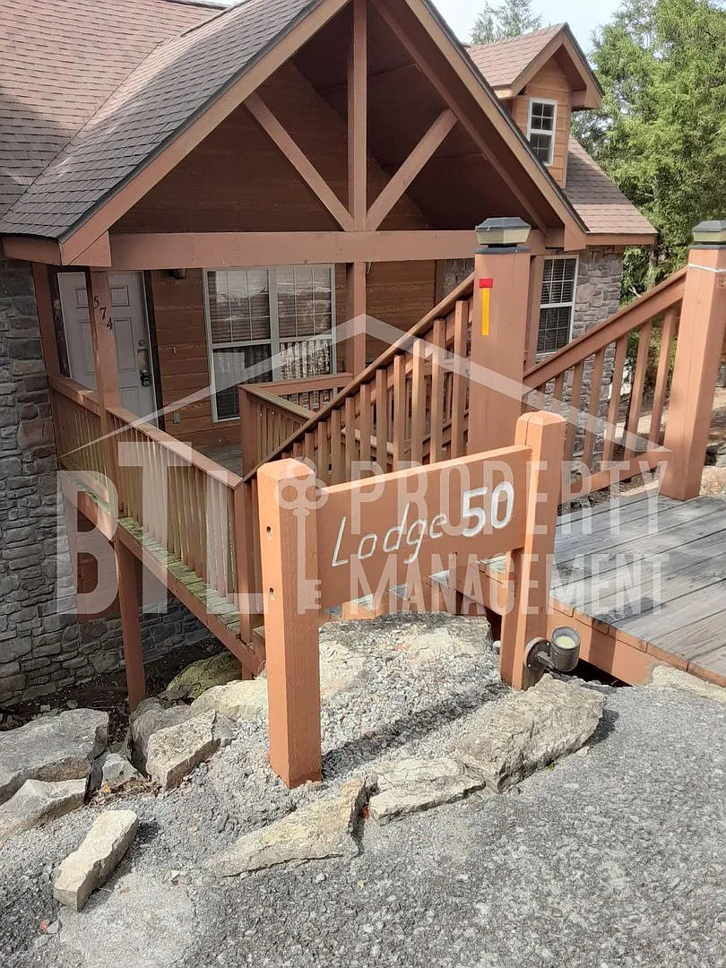 Gorgeous Lodge in Gated Community! — Photo 2