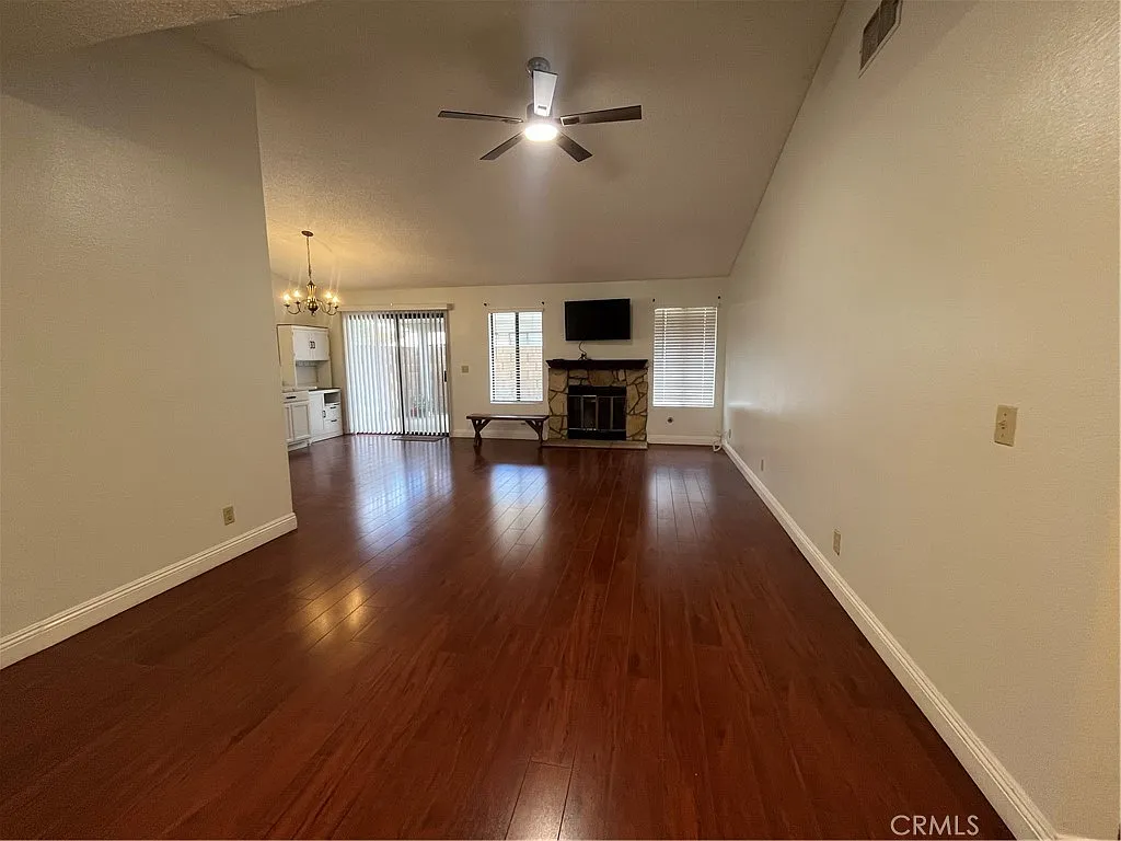 2 bed, 1015 sqft, $1,600 — Photo 2