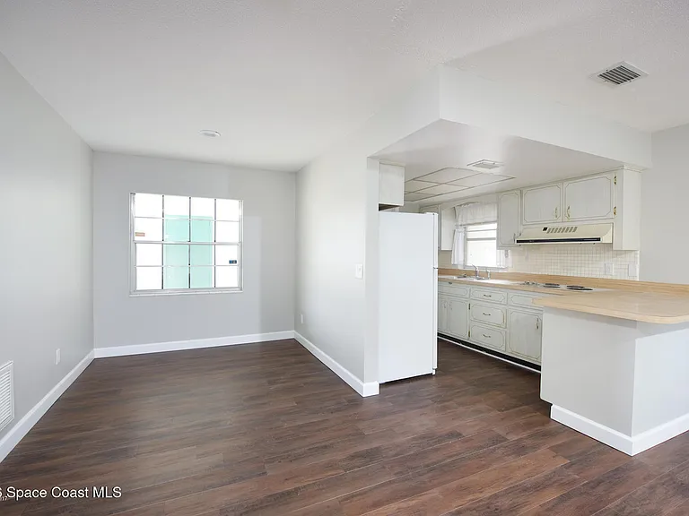 300 Amherst Ave — Photo 5