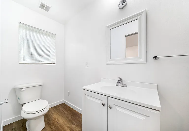 422 N Batavia St — Photo 11