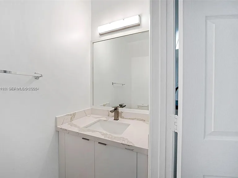 3903 Tree Top Dr #3903 — Photo 13